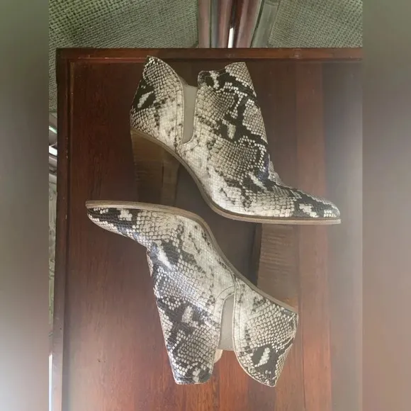 VINCE CAMUTO WOMENS SLIP-ON‎ ANKLE BOOTS/BOOTIE LEATHER SNAKE DESIGN SIZE 10