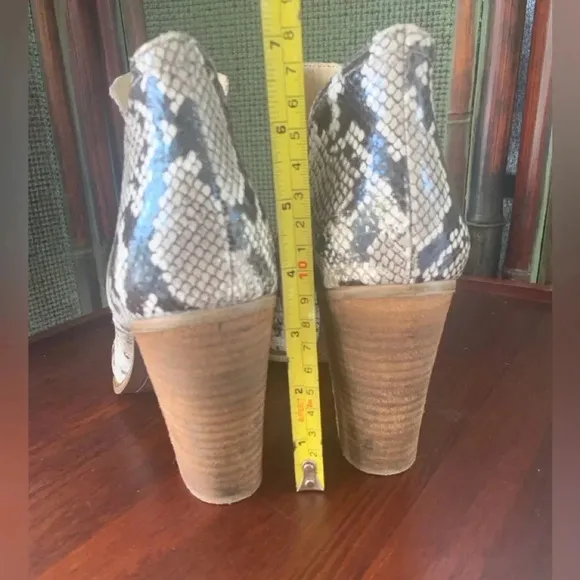 VINCE CAMUTO WOMENS SLIP-ON‎ ANKLE BOOTS/BOOTIE LEATHER SNAKE DESIGN SIZE 10