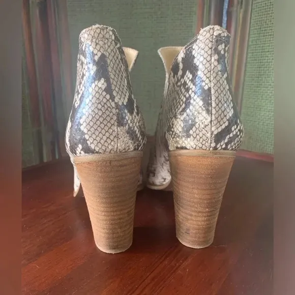 VINCE CAMUTO WOMENS SLIP-ON‎ ANKLE BOOTS/BOOTIE LEATHER SNAKE DESIGN SIZE 10