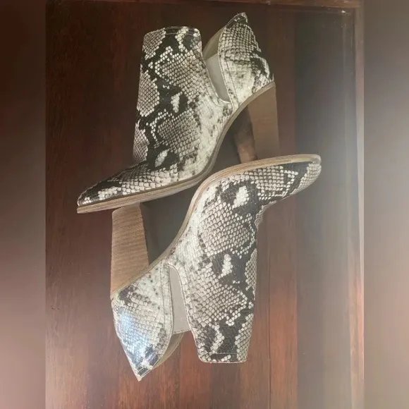 VINCE CAMUTO WOMENS SLIP-ON‎ ANKLE BOOTS/BOOTIE LEATHER SNAKE DESIGN SIZE 10
