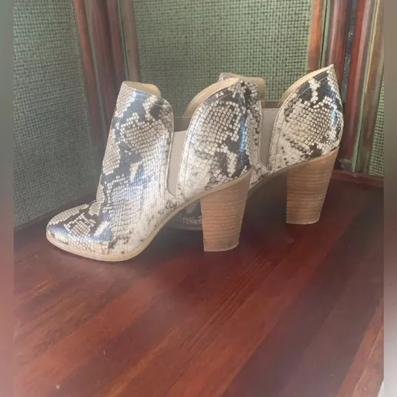 VINCE CAMUTO WOMENS SLIP-ON‎ ANKLE BOOTS/BOOTIE LEATHER SNAKE DESIGN SIZE 10