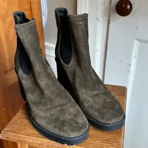 VINCE Henderson boots, size 11 or 41 euro.