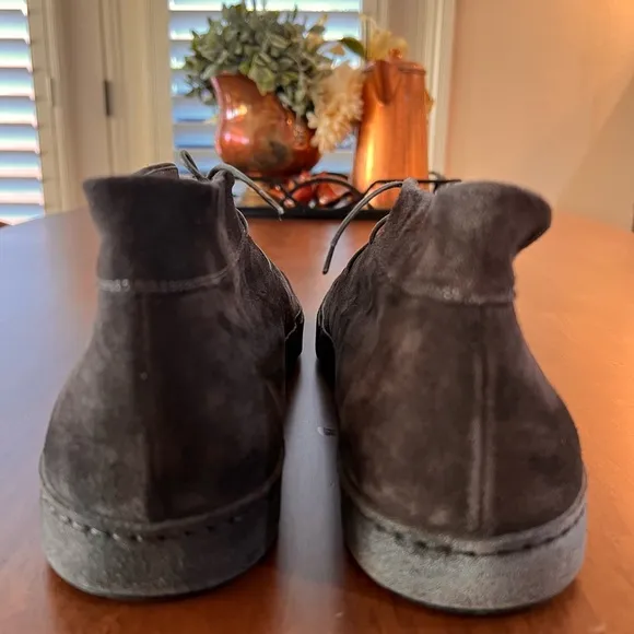 Vince Men's Novato Chukka genuine Suede Boots. Size 11M