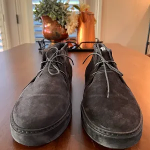 Vince Men's Novato Chukka genuine Suede Boots. Size 11M