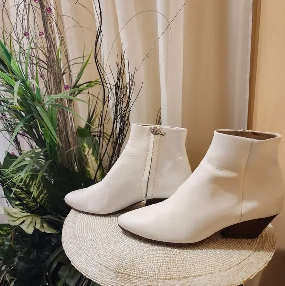 Vince Vero Cuoio Size 7 M white leather Boots .Made In Italy.