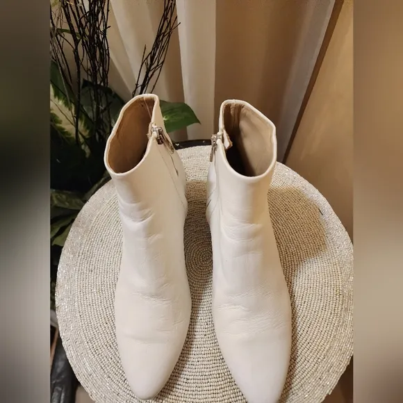 Vince Vero Cuoio Size 7 M white leather Boots .Made In Italy.