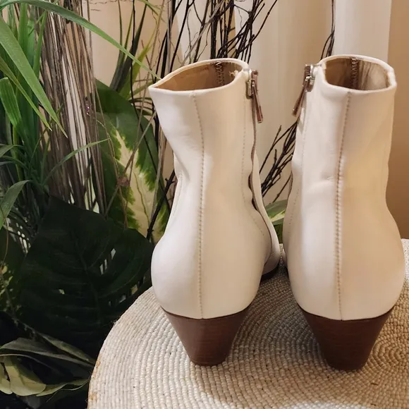 Vince Vero Cuoio Size 7 M white leather Boots .Made In Italy.