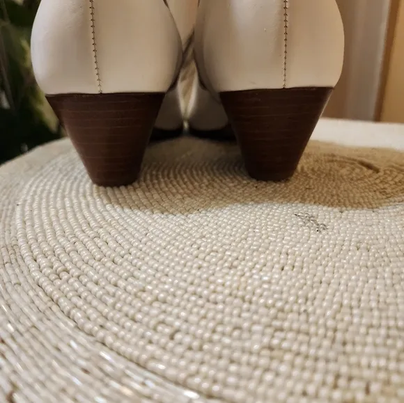 Vince Vero Cuoio Size 7 M white leather Boots .Made In Italy.