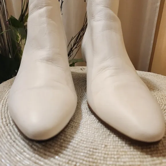 Vince Vero Cuoio Size 7 M white leather Boots .Made In Italy.