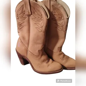 Vintage Acme Women's Tan Cowgirl Western Boots With Stacked Wooden Heel Size 6.5