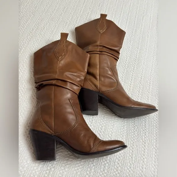Vintage BCBG Brown Leather Pull On Western Boots Size 7.5 Classic Streetwear