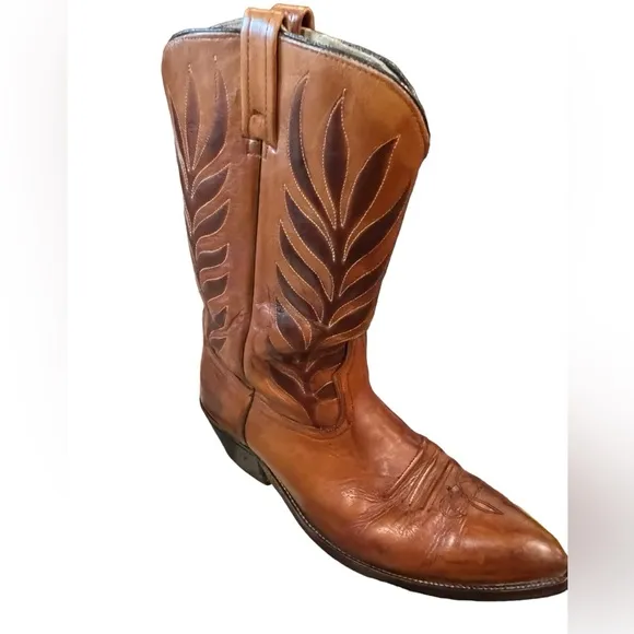 Vintage cowboy boots size 11.5  in excellent condition. No name tag.