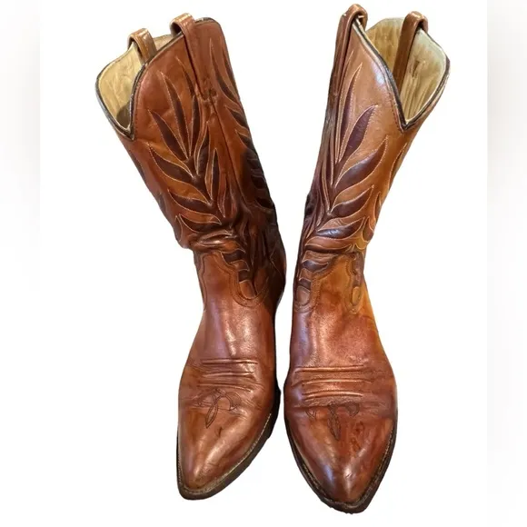 Vintage cowboy boots size 11.5  in excellent condition. No name tag.