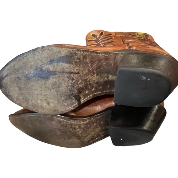 Vintage cowboy boots size 11.5  in excellent condition. No name tag.