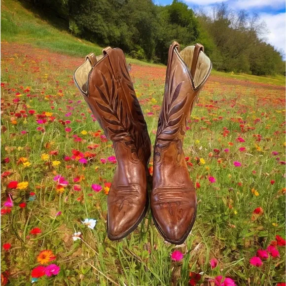 Vintage cowboy boots size 11.5  in excellent condition. No name tag.