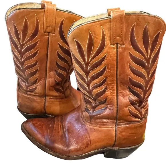 Vintage cowboy boots size 11.5  in excellent condition. No name tag.