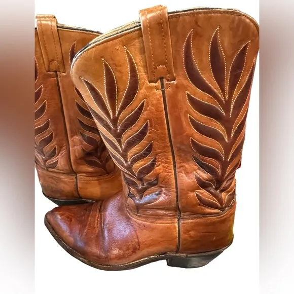 Vintage cowboy boots size 11.5  in excellent condition. No name tag.