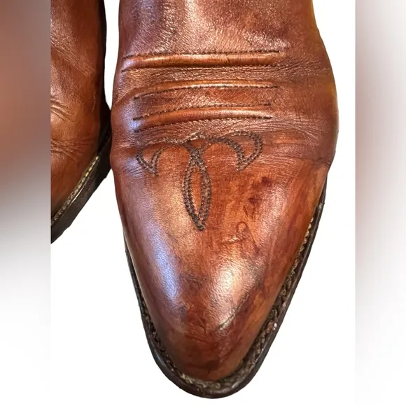 Vintage cowboy boots size 11.5  in excellent condition. No name tag.