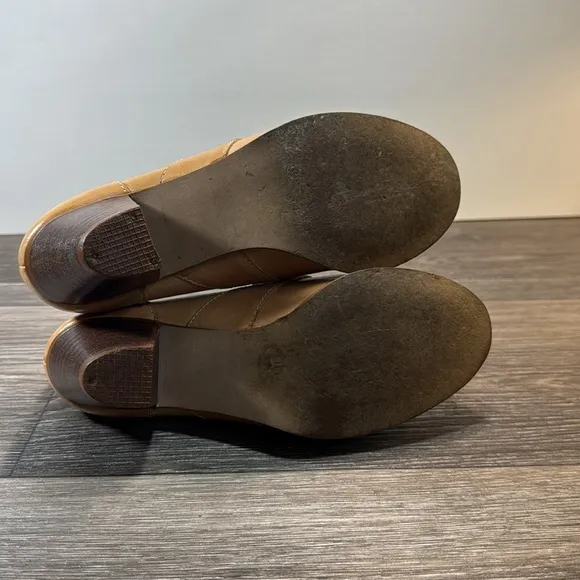 Vintage tan leather heeled loafers woman’s size 7 (d172)