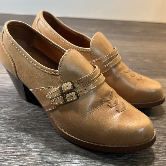 Vintage tan leather heeled loafers woman’s size 7 (d172)