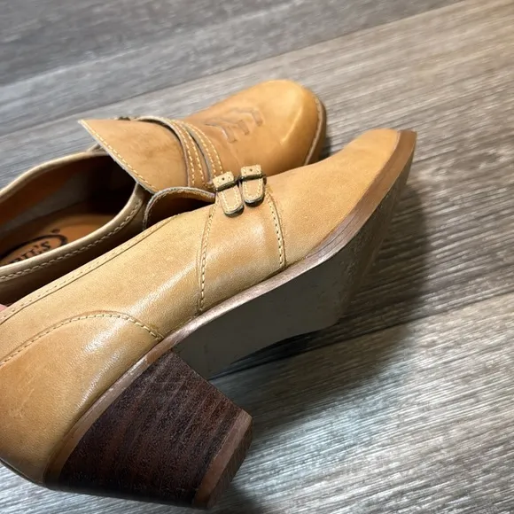 Vintage tan leather heeled loafers woman’s size 7 (d172)