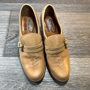 Vintage tan leather heeled loafers woman’s size 7 (d172)