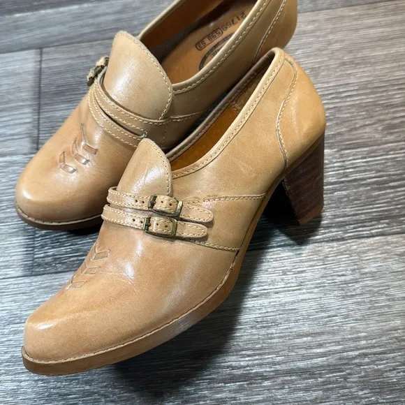 Vintage tan leather heeled loafers woman’s size 7 (d172)