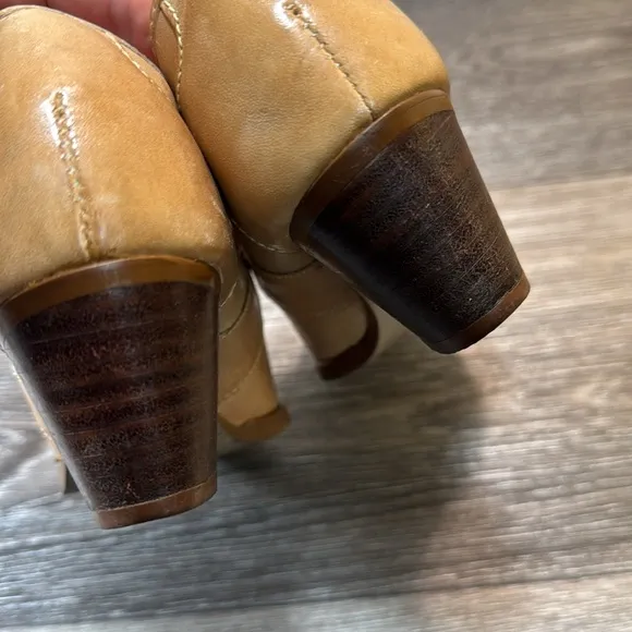 Vintage tan leather heeled loafers woman’s size 7 (d172)