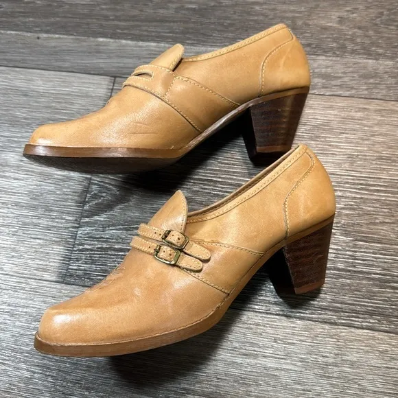 Vintage tan leather heeled loafers woman’s size 7 (d172)