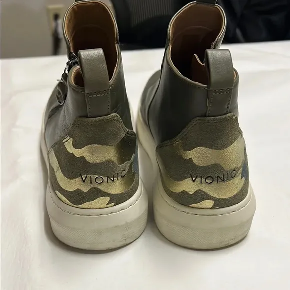 Vionic Green Ankle Boots with White Sole and Slip-On Design