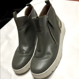 Vionic Green Ankle Boots with White Sole and Slip-On Design