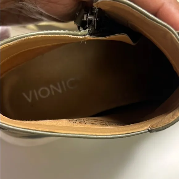Vionic Green Ankle Boots with White Sole and Slip-On Design