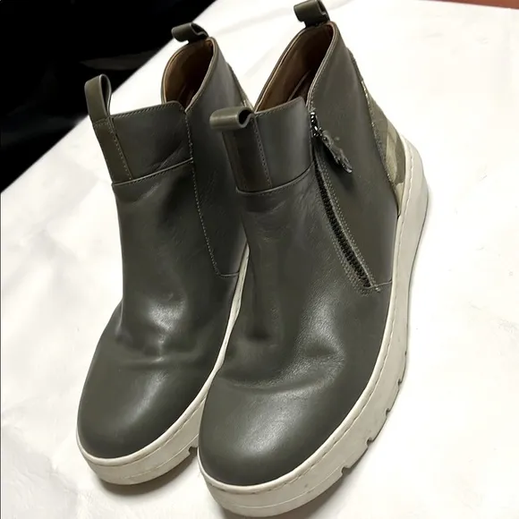 Vionic Green Ankle Boots with White Sole and Slip-On Design
