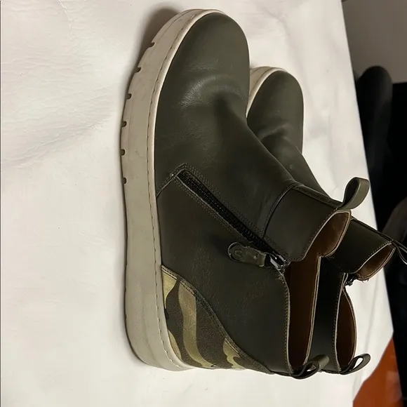 Vionic Green Ankle Boots with White Sole and Slip-On Design