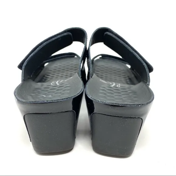 Vital Joy Mules Sandals Lack Schwarz