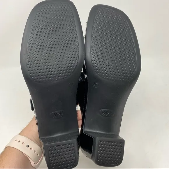Vital Joy Mules Sandals Lack Schwarz