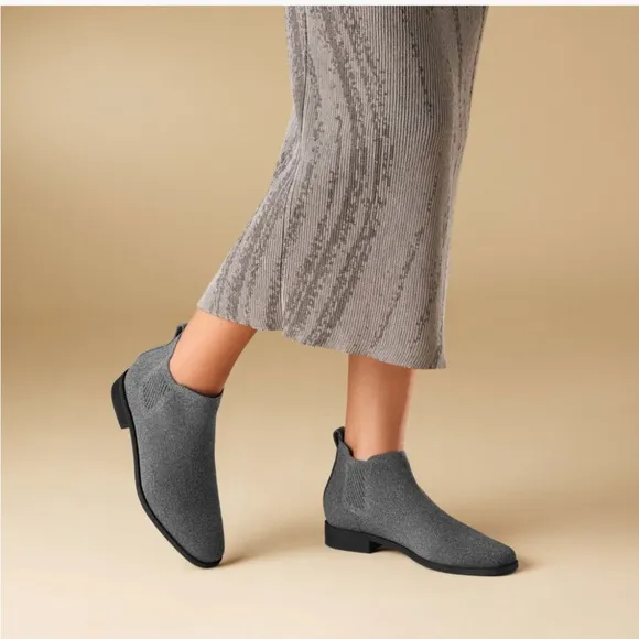 VIVAIA NWOT women’s Ryan Pro square toe water Repellent ankle boots slip on knit