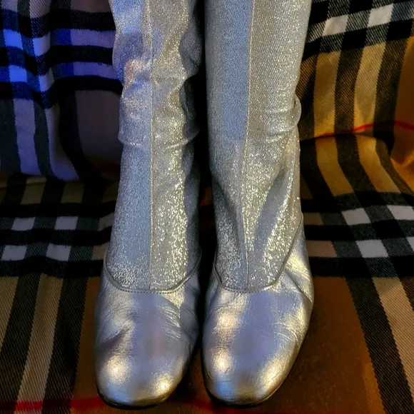 VTG LEATHER STRETCH KNEE BOOTS SILVER GLITTER METALLIC SZ 8 8.5 GOGO MOD OMG