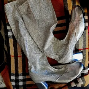 VTG LEATHER STRETCH KNEE BOOTS SILVER GLITTER METALLIC SZ 8 8.5 GOGO MOD OMG