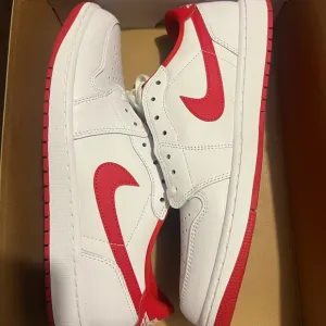 White and Red Athletic Sneakers Retro 1 Low OG University Red