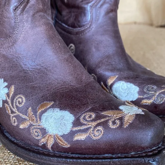White Diamonds Leather Floral Embroidered snip toe cowboy boots