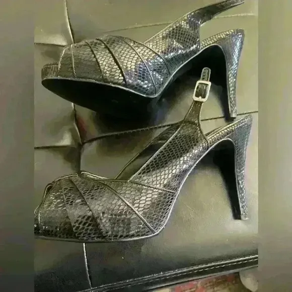 White House Black Market Emeril Black Snakeskin High Heel Sandals size 8.