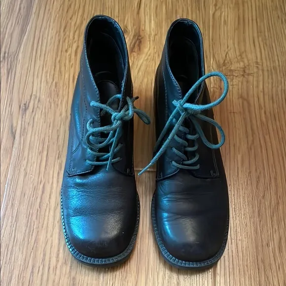 White Mountain Women’s Brown Leather Booties, size 7