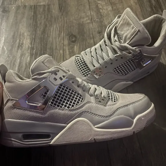Woman’s Jordan 4 retro frozen moments