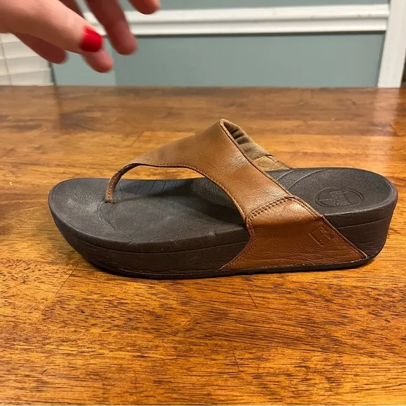 Women’s FitFlop Brown LULU Leather Toe-Post Sandals size 7