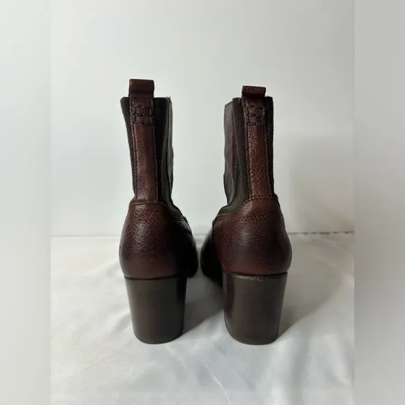 Women's Frye leather boots‎ color brown size 8.5