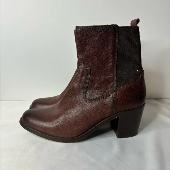 Women's Frye leather boots‎ color brown size 8.5