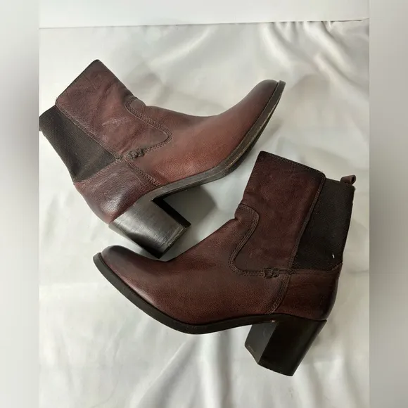 Women's Frye leather boots‎ color brown size 8.5