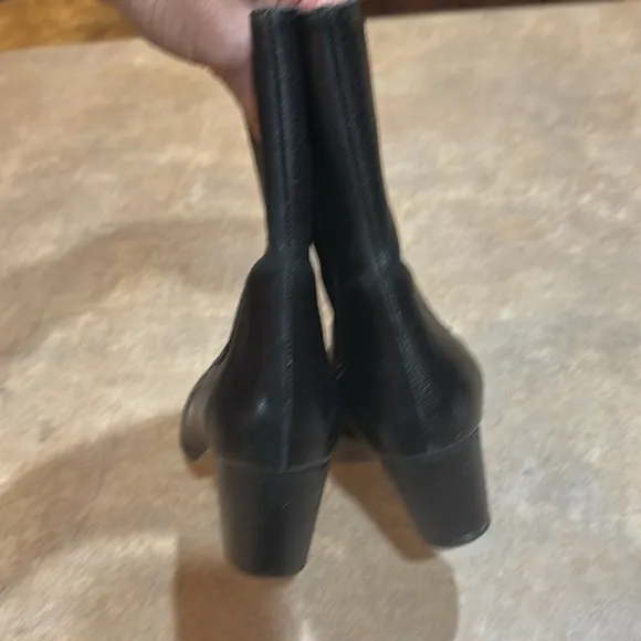 Women’s Internationally blank boots size 9
