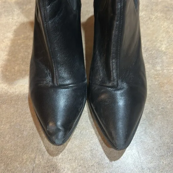 Women’s Internationally blank boots size 9